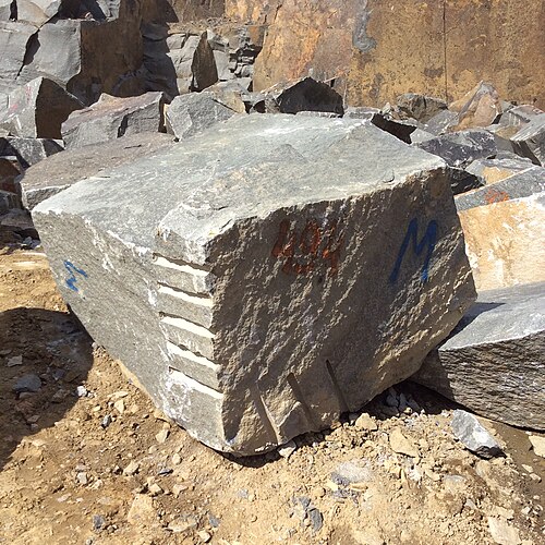 CV-0906: the face beside a Calacatta Viola slab